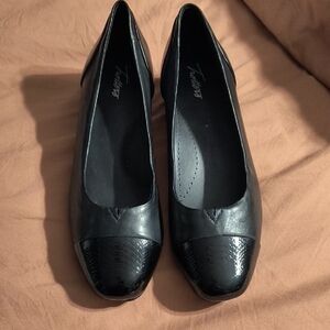 NWOT 11W Trotters Black Pumps